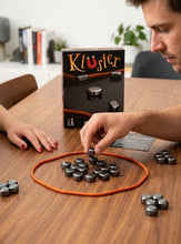Cargar imagen en el visor de la galería, Kluster – Juego de Mesa Magnético de Destreza y Tensión (Borderline Editions)